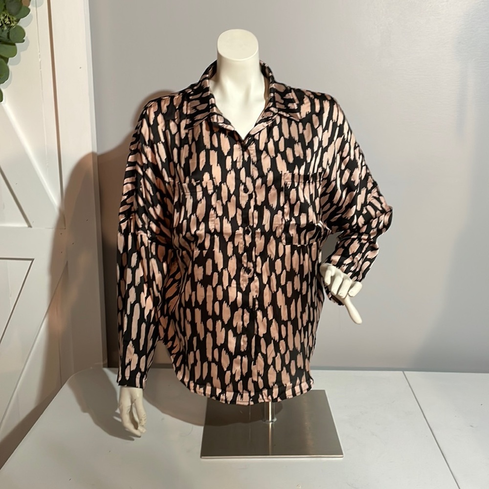 Beautiful ladies Andrew By Unit button down 2 pocket top